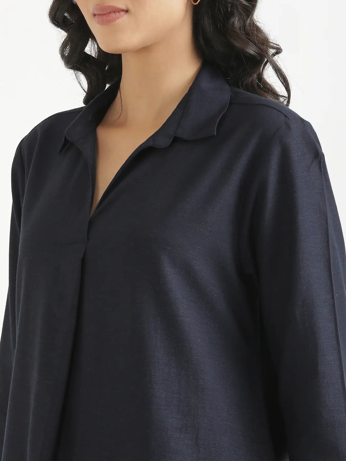 Women Navy Blue Flowy Linen Pleated Kurta