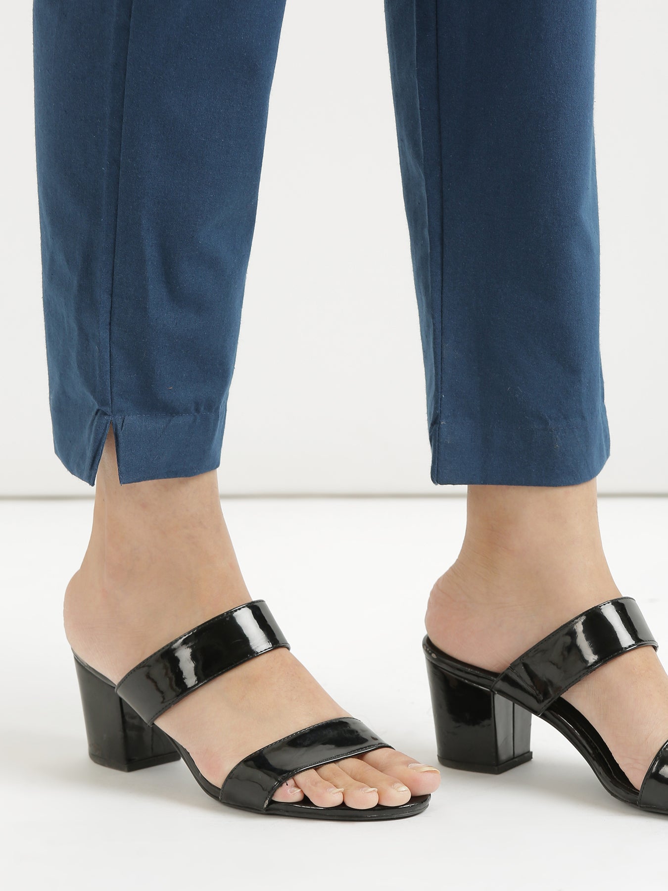 Women Sky Blue Airy Linen Short Kurta & Peacock Blue Cotton Pant Set